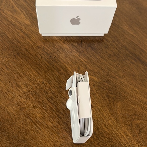 New Apple earphones for IPhone. - Picture 2 of 5